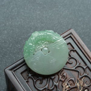 糯种浅绿翡翠仿古龙吊坠