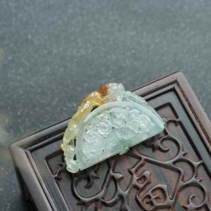 糯冰种俏色翡翠瑞兽吊坠