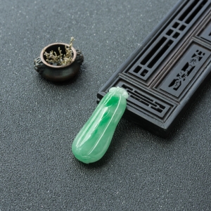 糯冰种飘翠翡翠福瓜吊坠