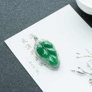 18K糯种翠绿翡翠金枝玉叶吊坠