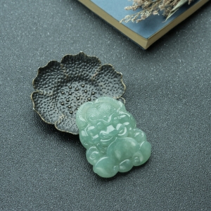 糯冰种浅绿翡翠龙头吊坠