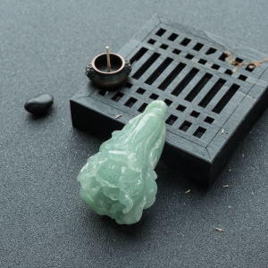 糯冰种浅绿翡翠百财手把件
