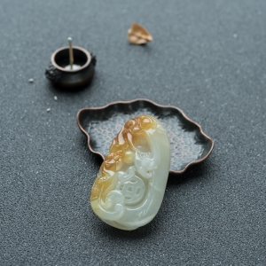 糯冰种飘黄翡翡翠瑞兽吊坠