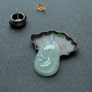糯冰种飘花翡翠如意吊坠