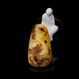 带皮俏色蜜蜡龙牌吊坠