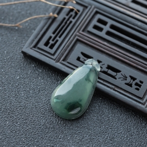糯冰种飘花翡翠福瓜吊坠