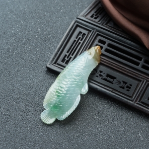 糯冰种俏色翡翠年年有余吊坠