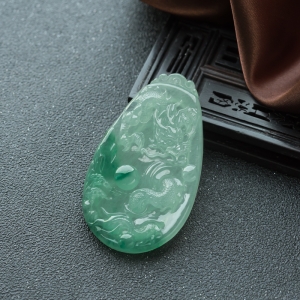 糯冰种飘翠翡翠神龙戏珠吊坠