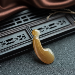 糯冰种黄翡翡翠悟道吊坠