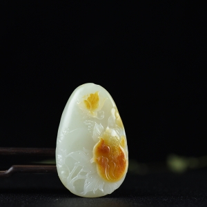 籽料和田白玉蝶恋花吊坠
