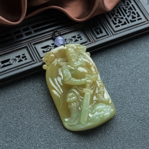 糯冰种黄翡翡翠关公吊坠