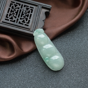 糯冰种浅绿翡翠福豆吊坠