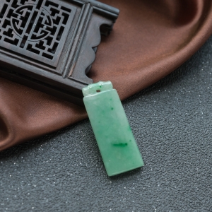 糯种飘翠翡翠无事牌吊坠