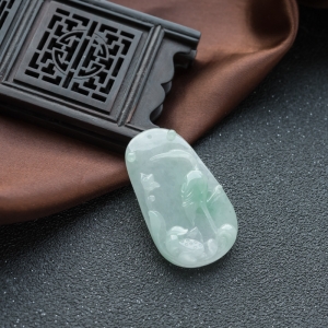 糯冰种飘翠翡翠赫赫有名吊坠
