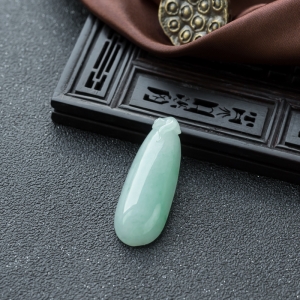 糯冰种浅绿翡翠福瓜吊坠