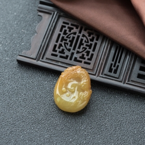 糯冰种黄翡翡翠飞龙在天吊坠