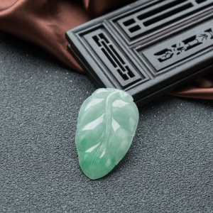 糯冰种飘翠翡翠金枝玉叶吊坠