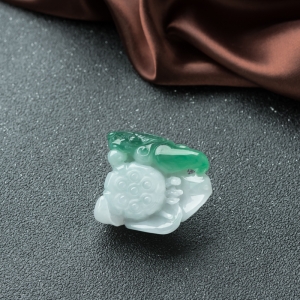 糯冰种俏色翡翠连年有余吊坠