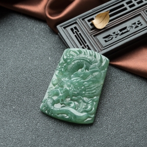 糯冰种翠绿翡翠龙牌吊坠