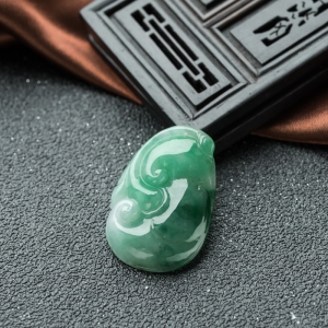 糯冰种飘翠翡翠如意吊坠