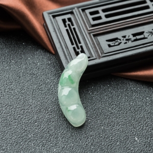 糯冰种飘翠翡翠福豆吊坠