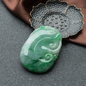 糯种飘翠翡翠如意吊坠