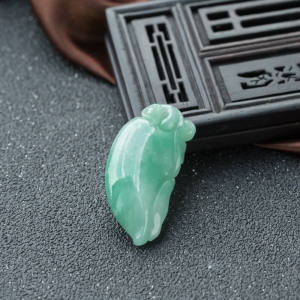 糯冰种浅绿翡翠福瓜吊坠