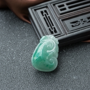 糯冰种飘翠翡翠如意吊坠