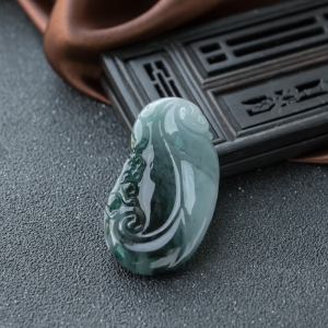 糯冰种飘花翡翠瑞兽吊坠