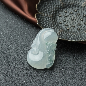 糯冰种飘花翡翠瑞兽吊坠