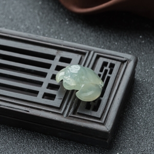 糯冰种淡晴水翡翠蝙蝠戒面
