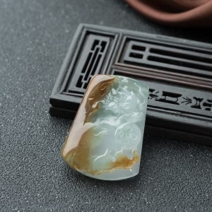 糯冰种飘黄翡翡翠龙吊坠