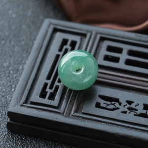 糯冰种浅绿翡翠路路通吊坠