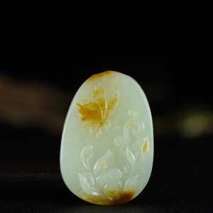 籽料和田白玉蝶恋花吊坠