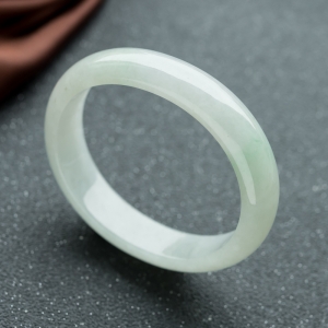 55mm糯冰种浅绿翡翠贵妃镯