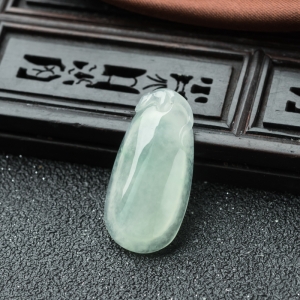 冰种浅绿翡翠福瓜吊坠