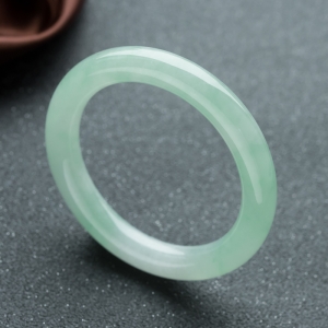 53.5mm糯冰种浅绿翡翠圆镯