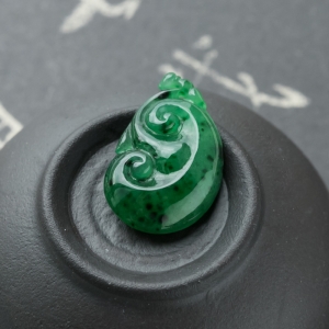 糯冰种翠绿翡翠如意吊坠