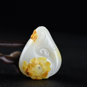 籽料和田白玉花开富贵吊坠