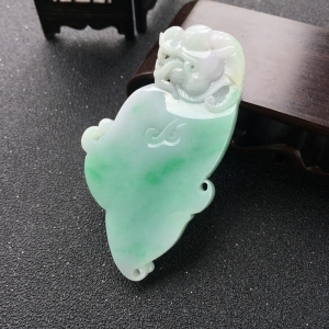 糯种飘翠翡翠仿古龙吊坠