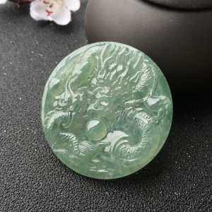 糯冰种飘花翡翠飞龙在天吊坠