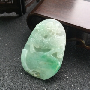 糯冰种飘翠翡翠麒麟吊坠