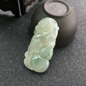 糯冰种飘花翡翠瑞兽吊坠