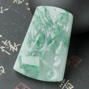糯冰种飘翠翡翠麒麟吊坠
