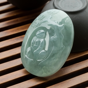 糯冰种灰绿翡翠童趣吊坠