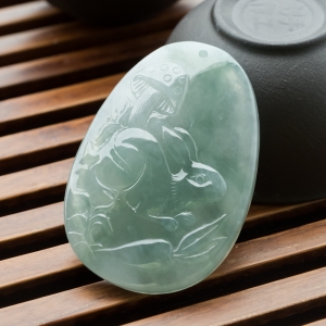 糯冰种灰绿翡翠卯兔吊坠