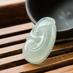 糯冰种浅绿翡翠如意吊坠