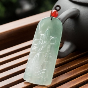 糯冰种浅绿翡翠关公吊坠