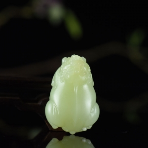 山料和田黄玉貔貅吊坠