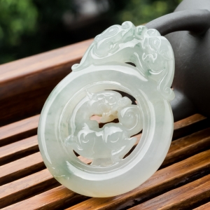 糯冰种飘花翡翠麒麟吊坠